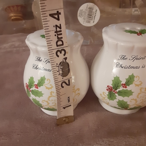Christmas Salt and Pepper Shaker Set - Picture 4 of 7